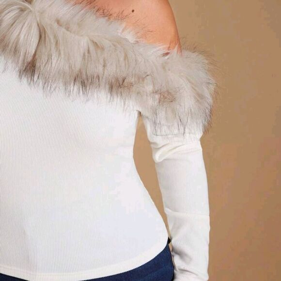 Elegant Off-Shoulder White Sweater with Faux Fur Trim 3X - Picture 4 of 7